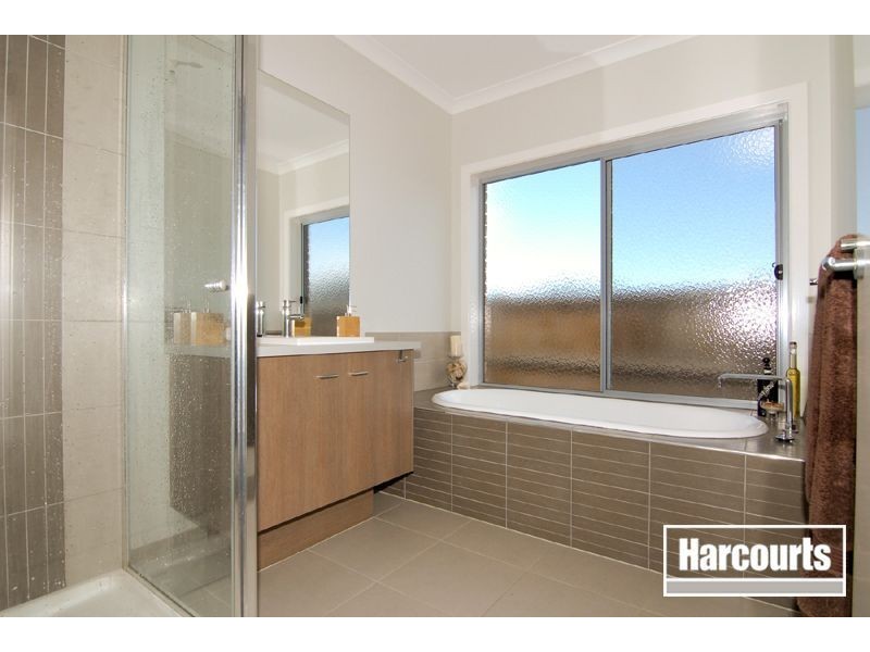 17 Bronson Circuit, Cranbourne North VIC 3977