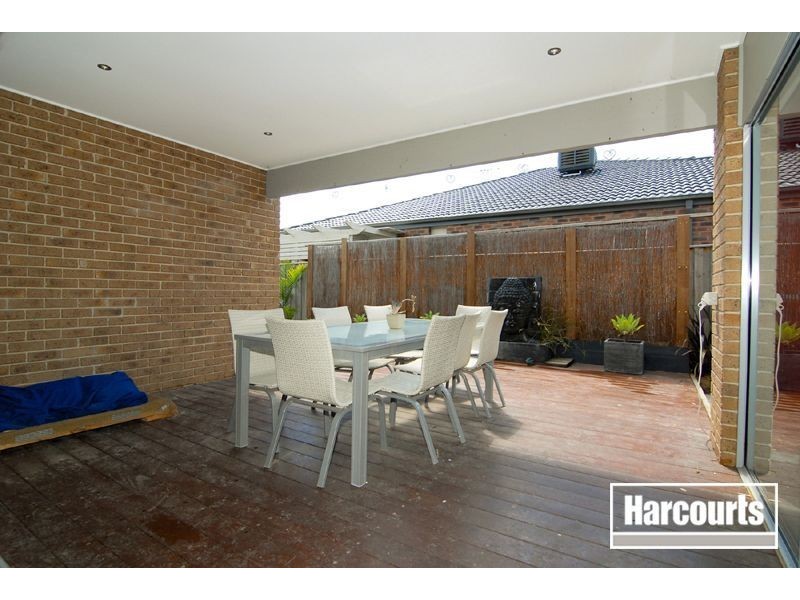 17 Bronson Circuit, Cranbourne North VIC 3977