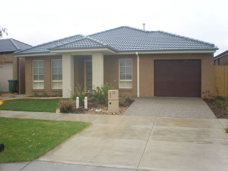 12 Lagoon Row, Officer VIC 3809