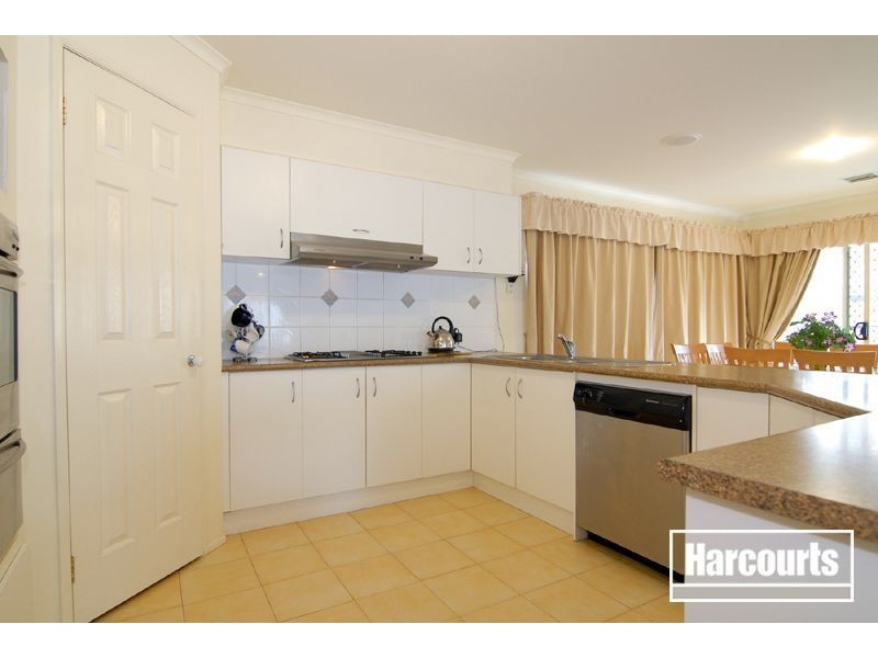 33 Robinswood Parade, Narre Warren South VIC 3805