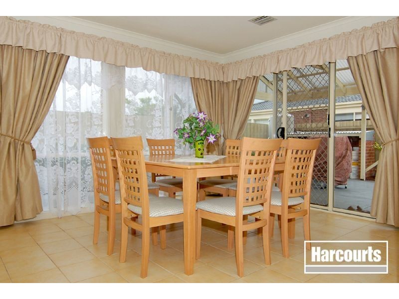 33 Robinswood Parade, Narre Warren South VIC 3805