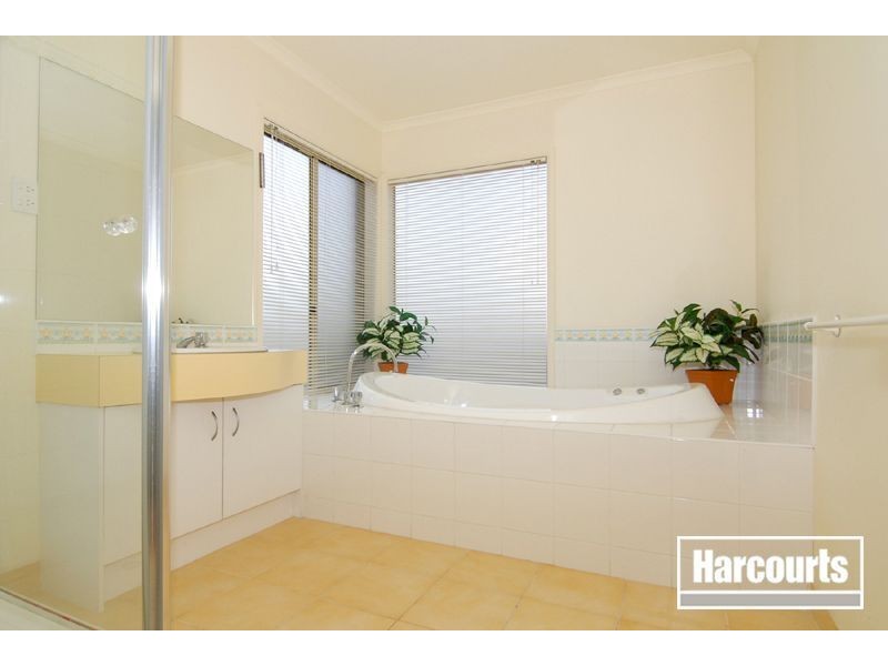 33 Robinswood Parade, Narre Warren South VIC 3805