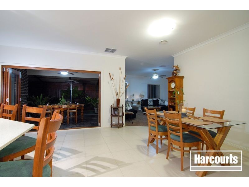 5 Whitegum Way, Cranbourne North VIC 3977