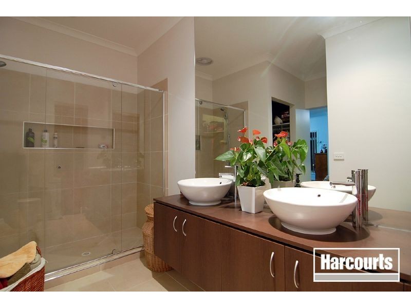 5 Whitegum Way, Cranbourne North VIC 3977