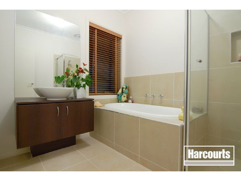 5 Whitegum Way, Cranbourne North VIC 3977