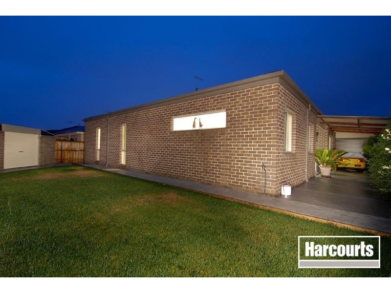 5 Whitegum Way, Cranbourne North VIC 3977