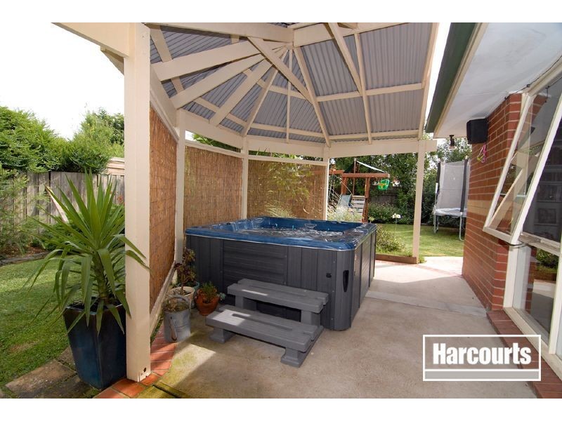 16 Cobblestone Avenue, Narre Warren South VIC 3805