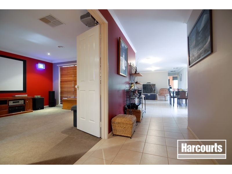 6 Luxor Court, Cranbourne VIC 3977