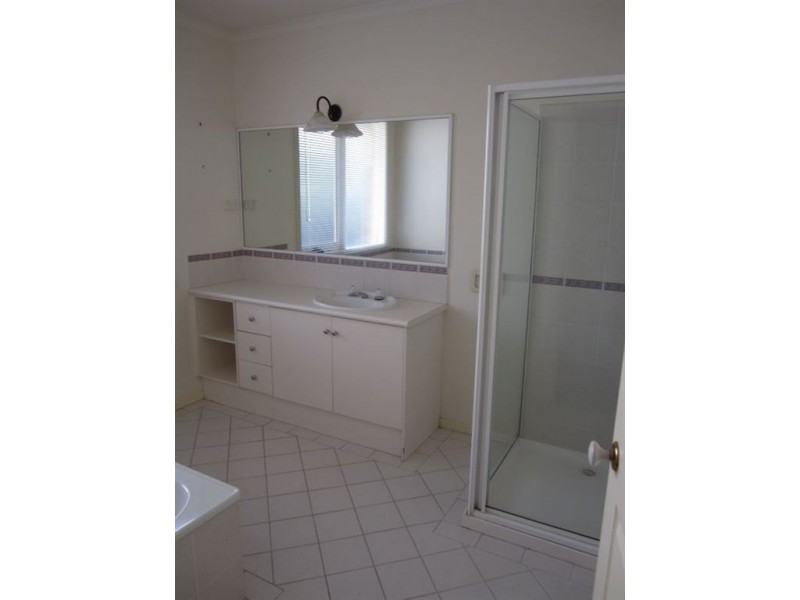 8 Jacqui Terrace, Narre Warren South VIC 3805