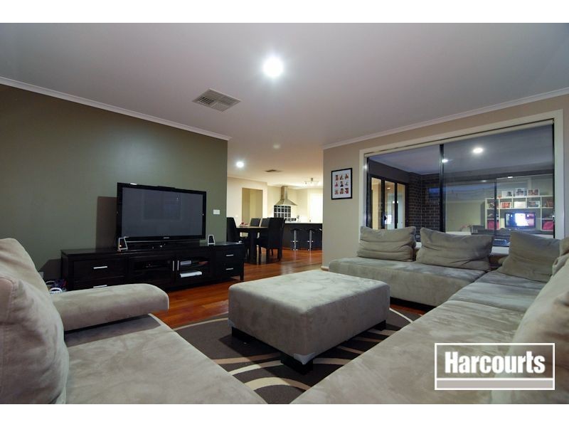 6 Derby Court, Cranbourne North VIC 3977