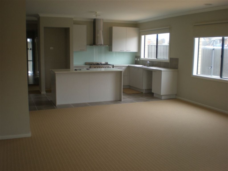 14 Jefferson Avenue, Cranbourne North VIC 3977