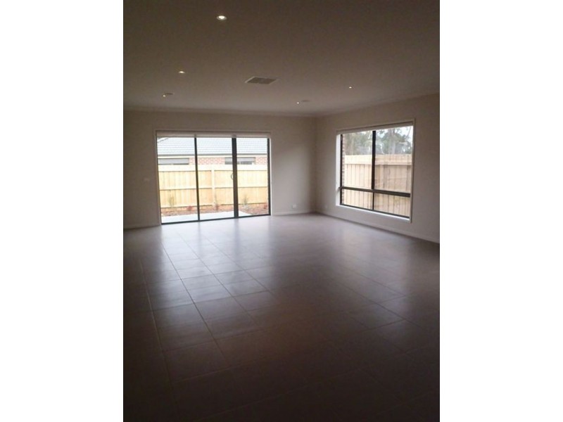 16 Paradise Way, Skye VIC 3977