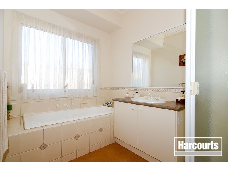 4 Clapton Court, Cranbourne East VIC 3977