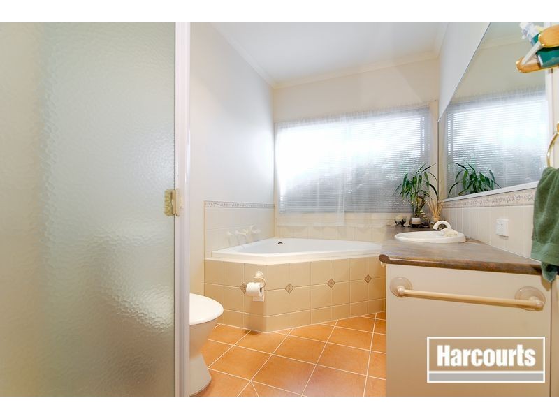 4 Clapton Court, Cranbourne East VIC 3977