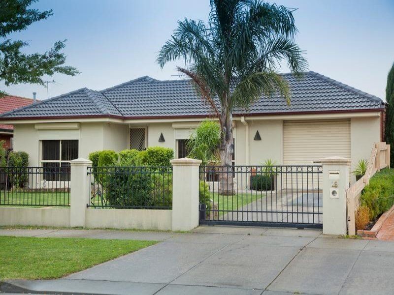 16 Strathaird Drive, Narre Warren South VIC 3805