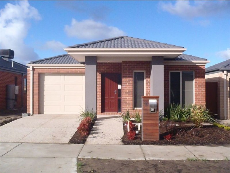 18 Fieldstone Crescent, Cranbourne North VIC 3977