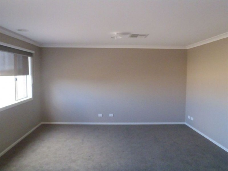 18 Fieldstone Crescent, Cranbourne North VIC 3977