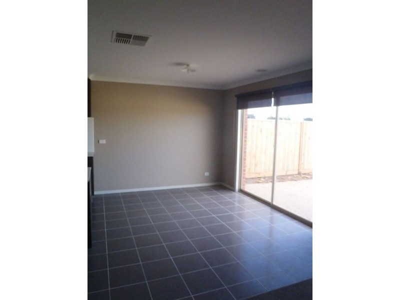 18 Fieldstone Crescent, Cranbourne North VIC 3977