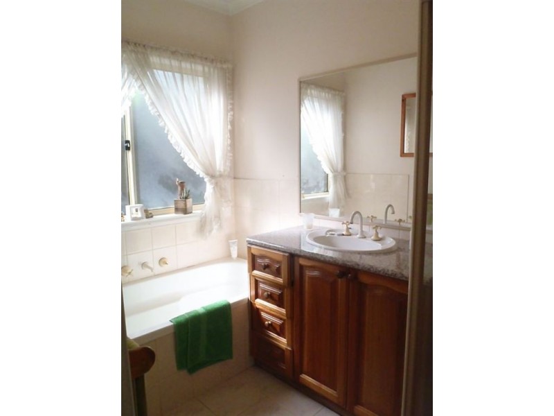 10 Amberly Park Drive, Narre Warren South VIC 3805