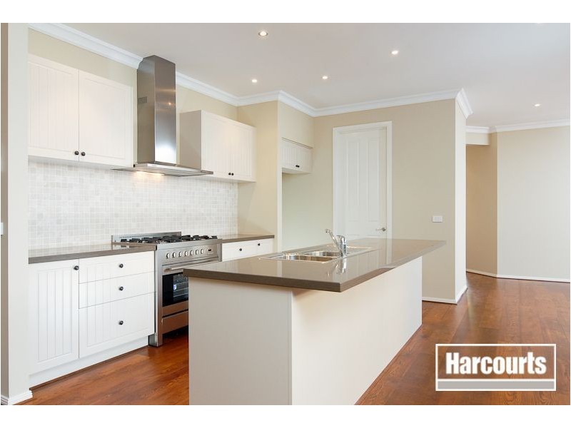 8 Nature Circuit, Cranbourne North VIC 3977