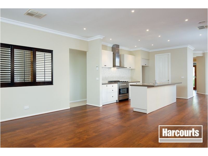 8 Nature Circuit, Cranbourne North VIC 3977