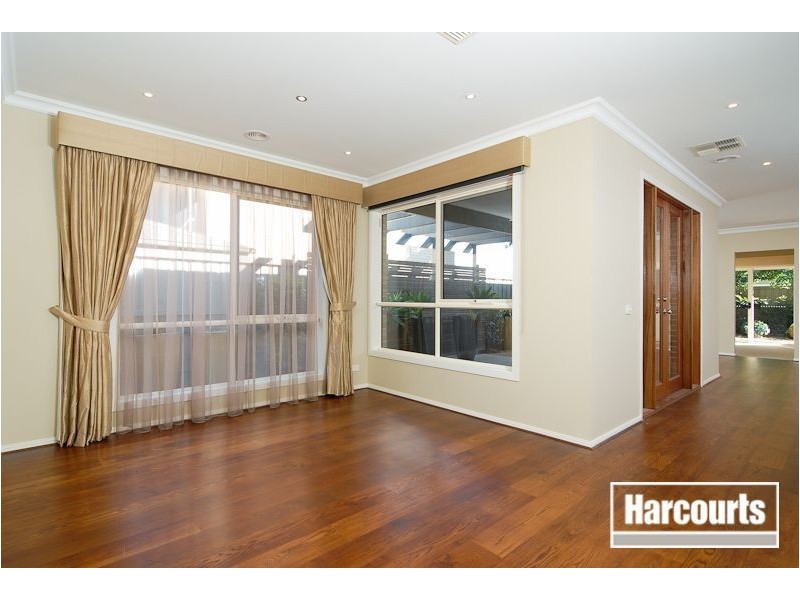 8 Nature Circuit, Cranbourne North VIC 3977