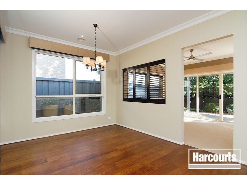 8 Nature Circuit, Cranbourne North VIC 3977