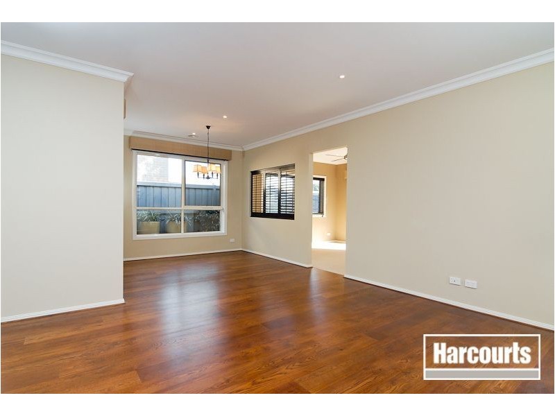 8 Nature Circuit, Cranbourne North VIC 3977