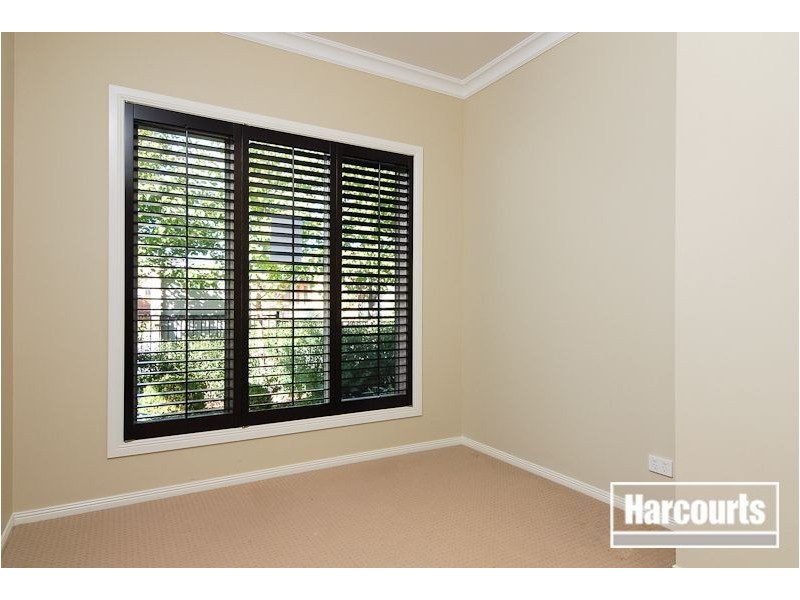 8 Nature Circuit, Cranbourne North VIC 3977