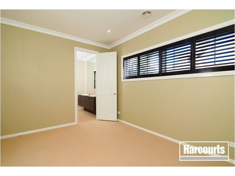 8 Nature Circuit, Cranbourne North VIC 3977