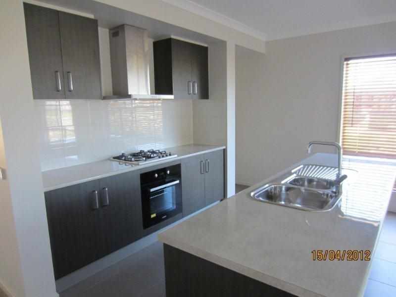 24 Tawleed Ride, Clyde North VIC 3978