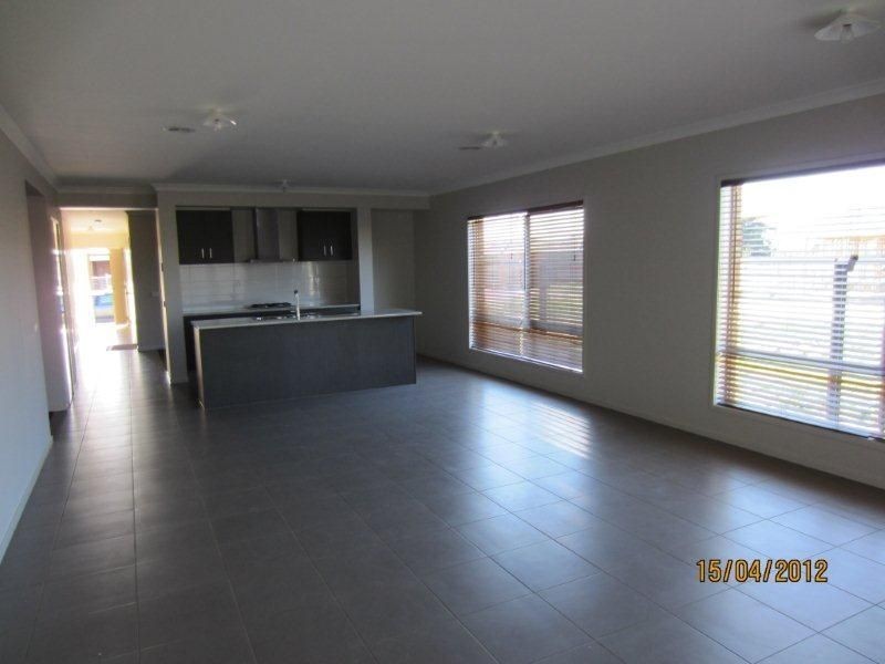 24 Tawleed Ride, Clyde North VIC 3978