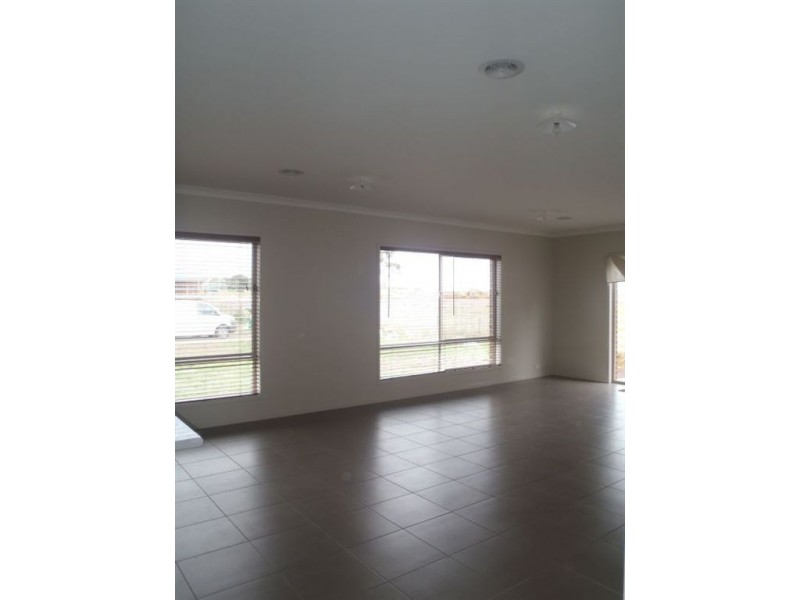 24 Tawleed Ride, Clyde North VIC 3978