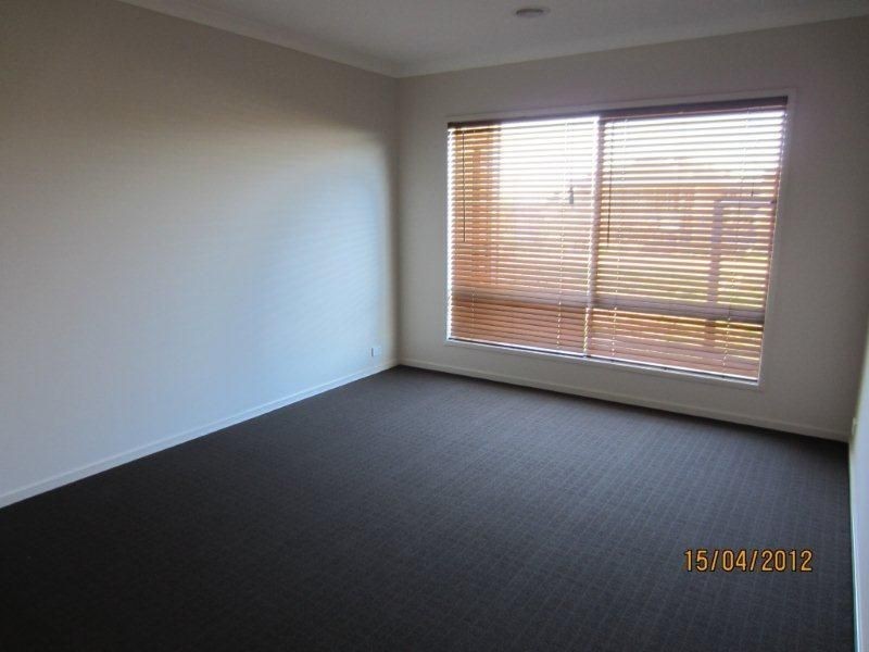 24 Tawleed Ride, Clyde North VIC 3978