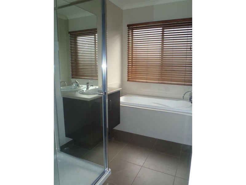 24 Tawleed Ride, Clyde North VIC 3978