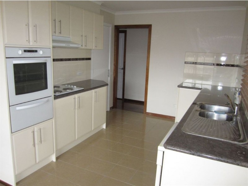 13 Fenfield Street, Cranbourne VIC 3977