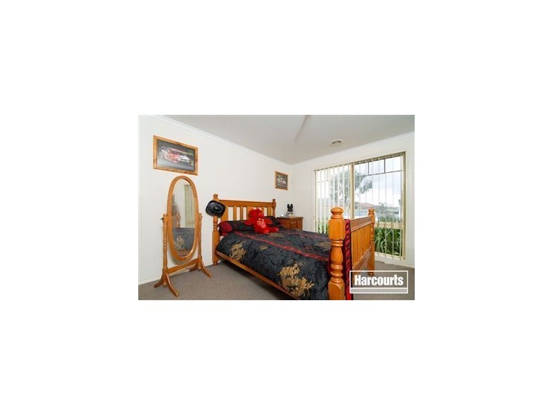 8 Athena Court, Cranbourne VIC 3977