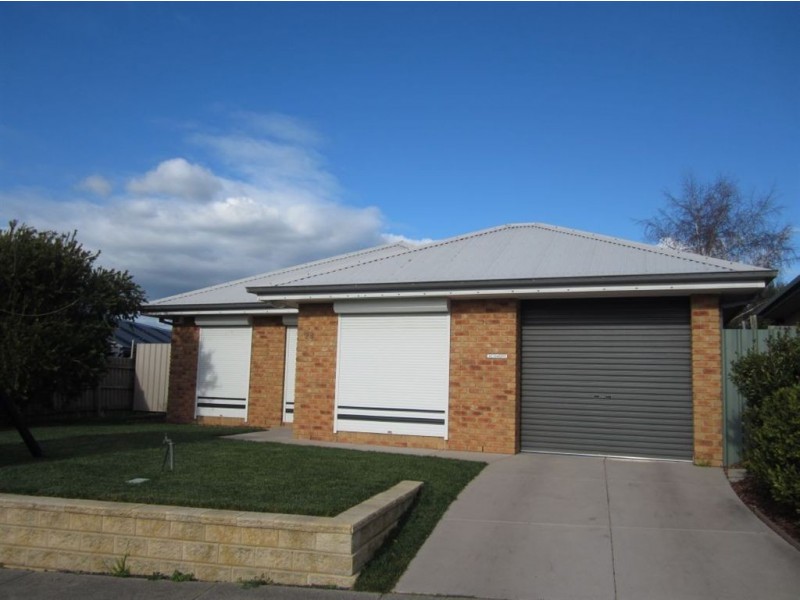 24 Strathaird Drive, Narre Warren South VIC 3805