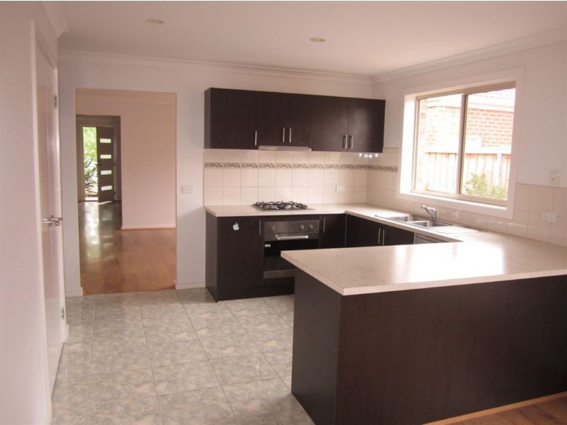 16 Snowdonia Road, Cranbourne North VIC 3977