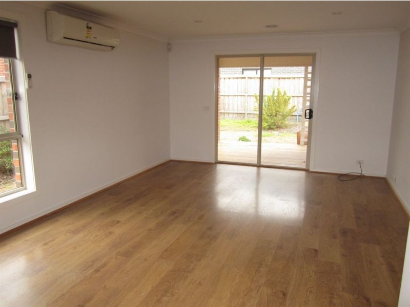 16 Snowdonia Road, Cranbourne North VIC 3977