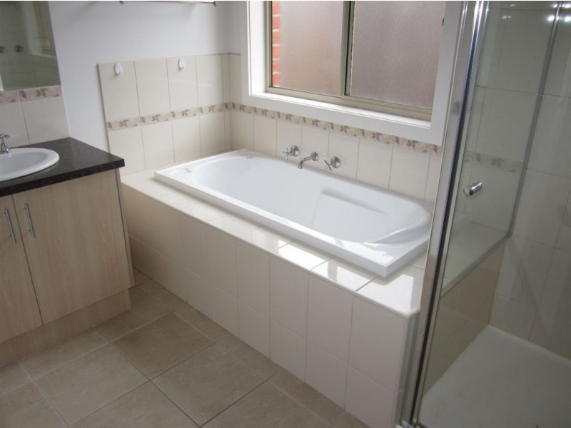 16 Snowdonia Road, Cranbourne North VIC 3977