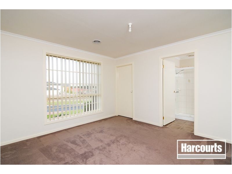 10 Oakgrove Drive, Narre Warren South VIC 3805