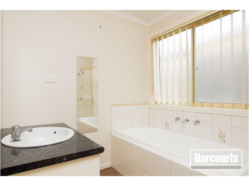 10 Oakgrove Drive, Narre Warren South VIC 3805