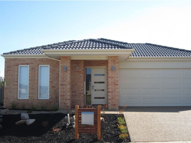 1 Holsteiner Terrace, Clyde North VIC 3978