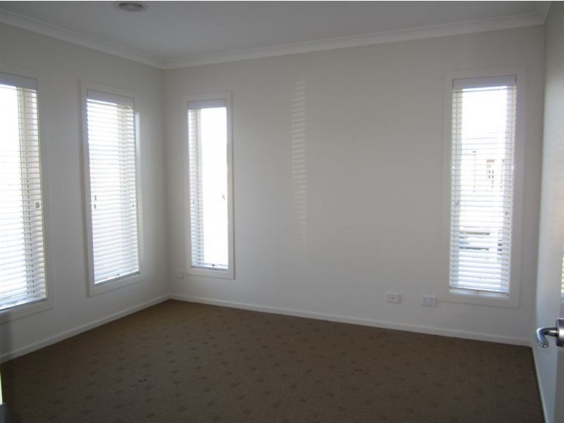 1 Holsteiner Terrace, Clyde North VIC 3978