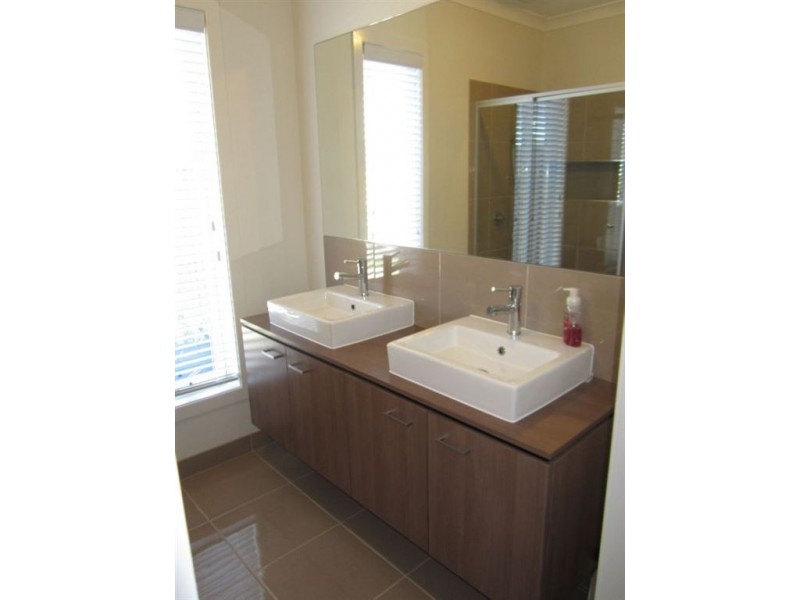 1 Holsteiner Terrace, Clyde North VIC 3978