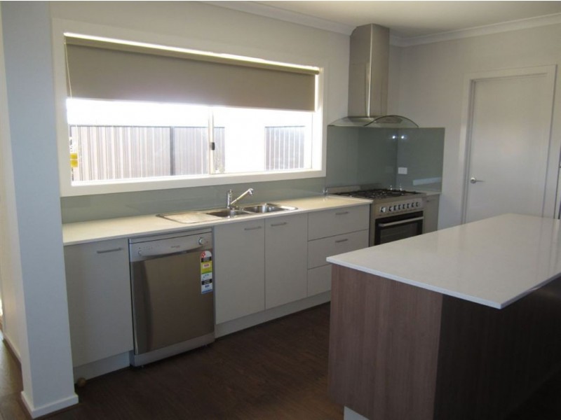 1 Holsteiner Terrace, Clyde North VIC 3978