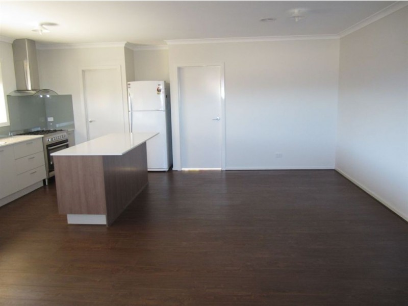 1 Holsteiner Terrace, Clyde North VIC 3978