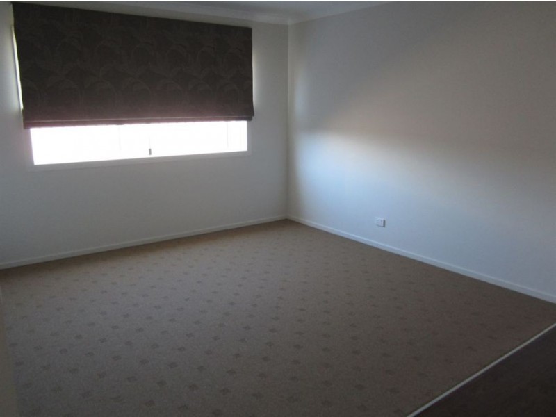 1 Holsteiner Terrace, Clyde North VIC 3978