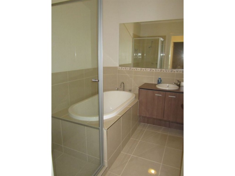 1 Holsteiner Terrace, Clyde North VIC 3978